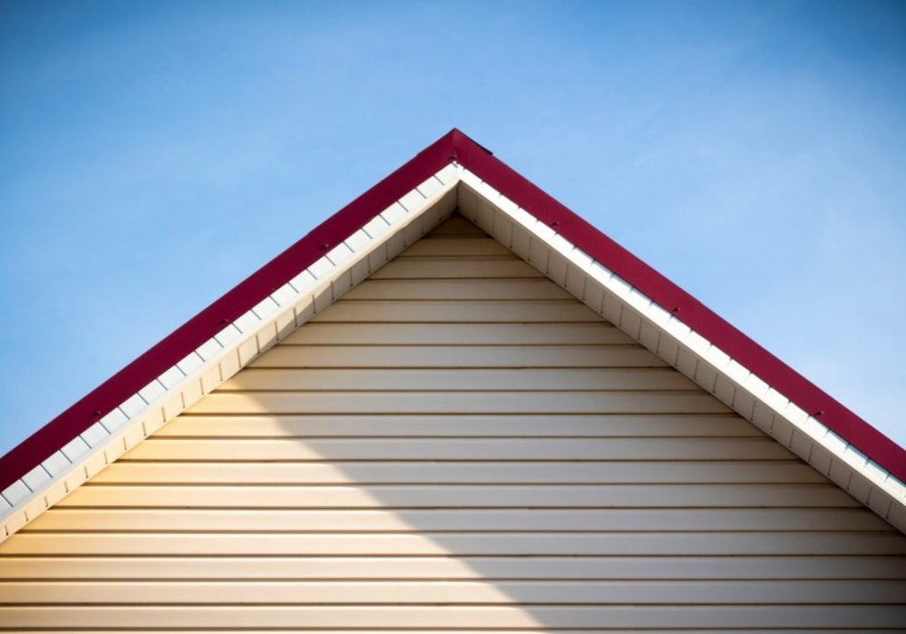 vinyl-siding-roof-peak
